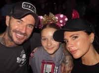 12岁小七逛迪士尼，爸妈陪同！贝克汉姆夫妇独宠，1家3口甜蜜自拍