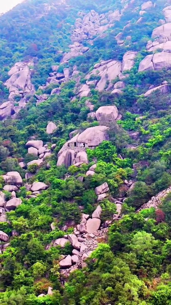 在广东大山无意发现一石头屋这是何人在此隐居呢?