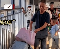 父亲不幸患癌，女儿放弃治疗，带其外出旅游：开心过好每一天！