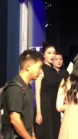 江疏影亮相蓝毯，出其不意可爱江上线！