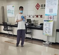 北大韦神现身公积金中心，穿两只不同鞋子很显眼，网友评价很暖心