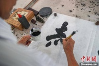 探访国家级非遗赣南客家匾额习俗 一笔一刻传承厚重文化