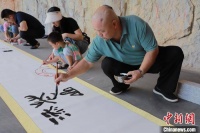 广西宁明县50余人绘制百米书画长卷