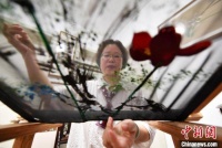 石家庄“闺阁绣”绣娘：劈线成丝 最细可随水蒸气上下翻飞