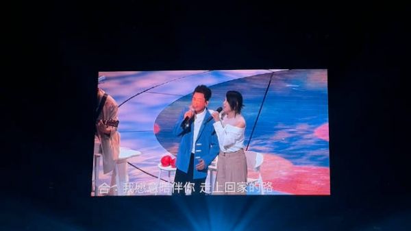 刘若英昨晚广州演唱会，王宝强做嘉宾，两人合唱《亲爱的小孩》……