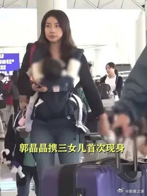 郭晶晶首次携三女儿一家四口逛花市为家里装饰……