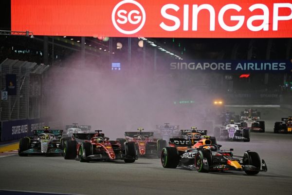 　　2022年10月2日，世界一级方程式赛车锦标赛（F1）新加坡大奖赛正赛在滨海湾赛道举行。新华社发（邓智炜摄）