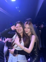 周扬青晒韩国夜店照，玩得真的很开心呀，这样的氛围太好了！
