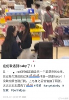 baby带家人逛街，弟弟正脸超帅不输明星，小海绵边走边吃冰淇淋