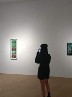 李湘带女儿去看画展，晒出王诗龄背影照，身材苗条大秀迷人美腿