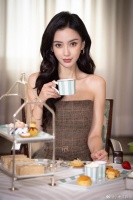baby英伦风裤裙造型释出~ 真的好美好高级呀，看起来真的又贵又香