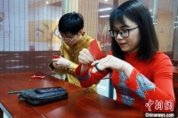 留学生体验仫佬族剪纸技艺 感知中国传统文化魅力