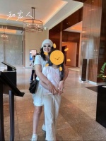 张兰与孙子孙女在日本游玩，最新晒了与小玥儿合照……