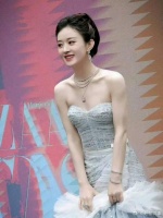 当同龄人都还沉浸在舒适圈，赵丽颖突出重围屡获好评……