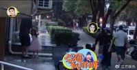 赵又廷高圆圆带女儿雨天街上散步 一家三口手牵手其乐融融
