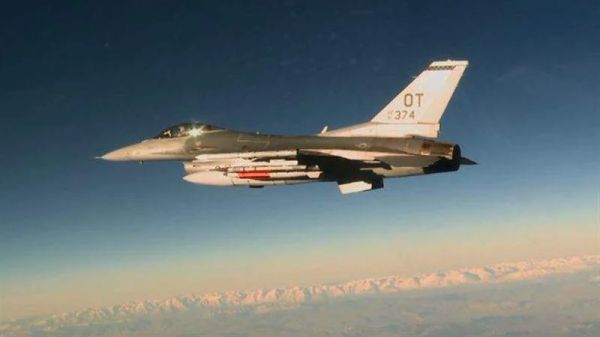 F-16战机挂载B61核弹 资料图 图源：美国空军技术网站