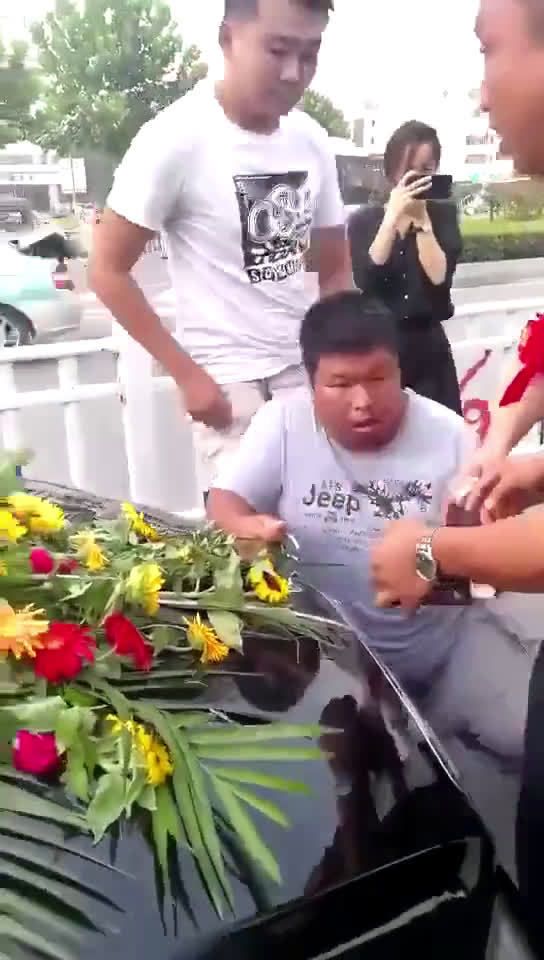 给完钱，再打一顿
