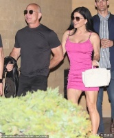 贝索斯53岁未婚妻昂首挺胸！拉住亚马逊创始人显乖巧，肌肉腿醒目