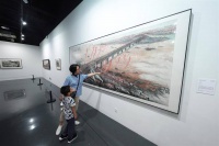 “大江南北”馆藏作品展为观众搭建艺术之桥，呈现大桥魅力