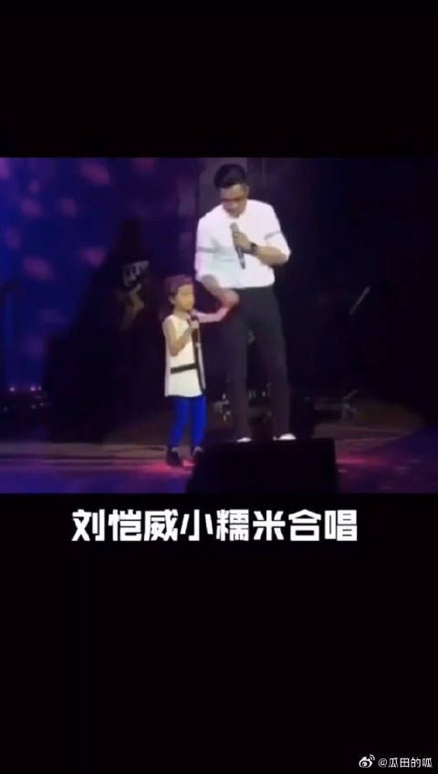 小糯米在学校举行的音乐会中上台表演……