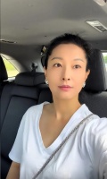 50岁女演员移居美国，女儿艺考全国第一