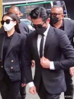 郭富城携妻子方媛同框出席经纪人小美亡父出殡仪式……