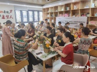 丹湖社区开展亲邻长者插花园艺培训活动
