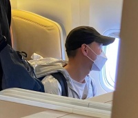 新加坡演唱会结束后，张学友坐经济舱回家，独自背着大包低调亲民