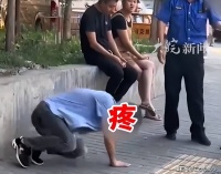 陕西：女子怀疑司机绕路，当警察面猛踢其裆部，警察都拦不住