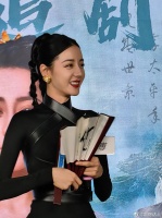 迪丽热巴也太美了吧！美女腰线好完美！黑色紧身礼服又飒又美