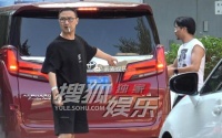 汪峰到医院做检查，手腕上绑着住院带， 全程眉头紧锁与友人热聊