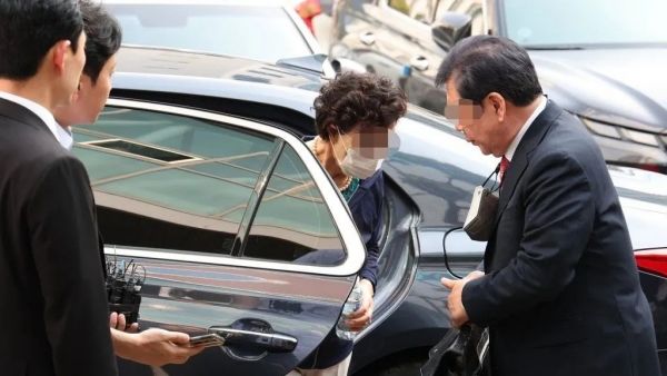 7月21日,在韩国京畿道议政府地方法院,尹锡悦的岳母崔恩顺(右二)下车准备进入法院。图源:韩联社报道配图