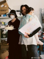 简直就是娱乐圈里面的模范家庭，看到这一家四口其乐融融的画面……