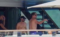 48岁小李子与比基尼美女们在游艇上度假，“蜘蛛侠”马奎尔也在场