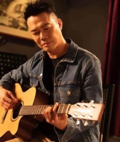 知名港星一家四口泰国度假！网民偶遇求合照来者不拒，56岁状态佳