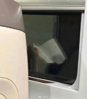 有路人在高铁上偶遇迪丽热巴，看到她在高铁上安安静静地看书！