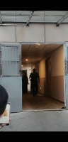 宋轶下午出妆 宋轶走出来助理给打伞，她自己接过来看看在下雨……