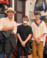 最近网友偶遇到张亮和前妻寇静带儿子天天逛街买衣服……
