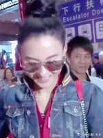 父子罕见现身机场接机张柏芝两人虽离婚……