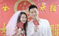 张大奕晒领证Vlog官宣结婚，与丈夫浪漫拥抱，男方疑似身家不菲