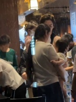 向佐郭碧婷一人抱一娃外出吃饭，郭碧婷私下打扮真的很随性了