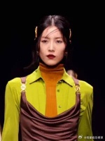 超模刘雯秀场气场全开，完全理解她在国外更受欢迎了，又美又A