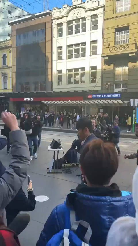 唱完之后知道原唱在旁边了哈哈哈哈周杰伦在墨尔本街头听到有人唱……