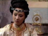 王熙凤三次当掉她的金项圈，两次是技术性表演，一次是真缺钱