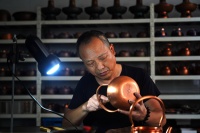 （图片故事）錾铜雕刻 运錾作笔镌画人生