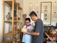 河北武邑：学生暑假研学“冷门”非遗虫蚀艺术