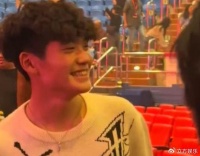 曹格15岁儿子近照曝光 皮肤黝黑卷发造型笑起来侧颜像妈妈