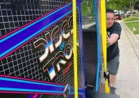 一位游戏收藏家，在探亲途中捡到了超稀有街机