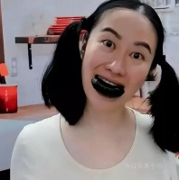 43岁叶璇疑不穿内衣直播！穿吊带胸前凸起明显，网友：擦边无下限
