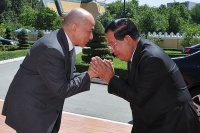他将于8月22日出任首相
